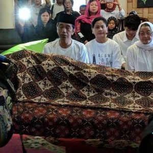Jokowi dan Isteri di depan Jenazah Ibunda