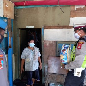 Polisi Bagi Bansos