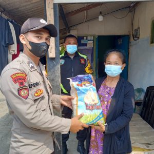 Polisi Bagi Sembako
