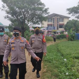 Polsek Metro Bekasi Kota Bagi Rendang