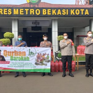 Polres Metro Bekasi Kota Bagi Rendang