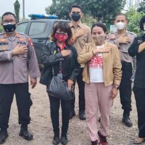Polres Metro Bekasi Bagi Rendang