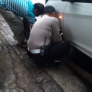 Polisi Bantu Pengendara