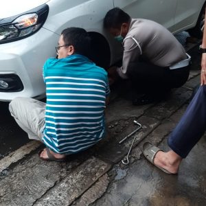 Polisi Bantu Pengendara