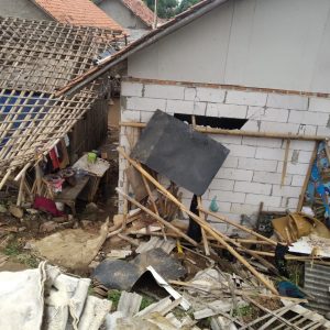 Tanggul Jebol, Rumah Warga Ambrol