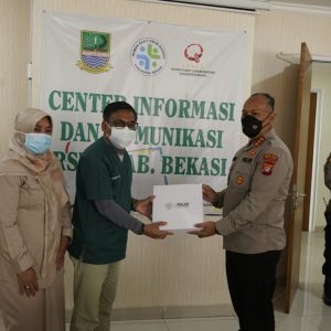 Kapolres Metro Bekasi Kombes Pol Gidion Arif Setyawan bersama Plt Dirut RSUD Kabupaten Bekasi, dr.Alamsyah