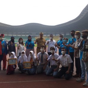 Penyerahan Piala Plt Wali Kota Bekasi, Tri Adhianto