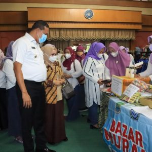 Plt Wali Kota Bekasi, Tri Adhianto bersama isteri Wiwiek Hargono