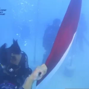 Kibarkan Bendera di Dasar Laut