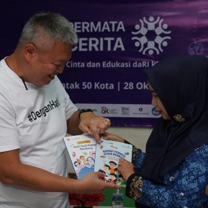Bapak Setiatno Budiman, Direktur Risiko PermataBank saat penyerahan Symbolic Handover kepada Ibu Ernawati selaku Kepala Sekolah SD Jati Asih XI dalam acara PermataBank CERITA Bekasi