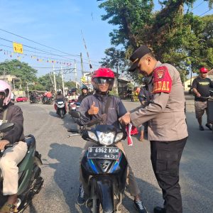 Polisi Bagi-bagi Bendera Kecil.