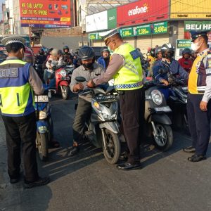 Polisi Bagi-bagi Bendera Kecil.