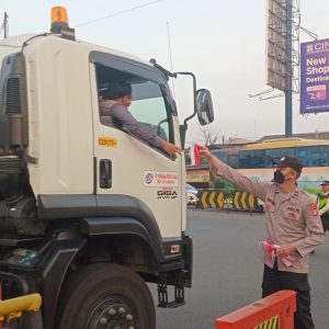 Polisi Bagi-bagi Bendera Kecil.