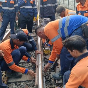 Perbaikan Jalur Rel Kereta Api Jakarta - Tambun.