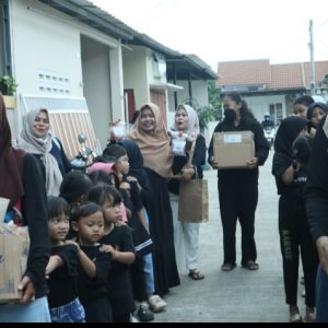 Sanggar Tari Sekar Arum Cibarusah Berbagi Takjil Gratis