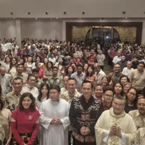 Paskah, AHY Sambangi Gereja Katolik.