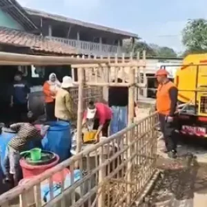 Warga Antre Air Bersih.