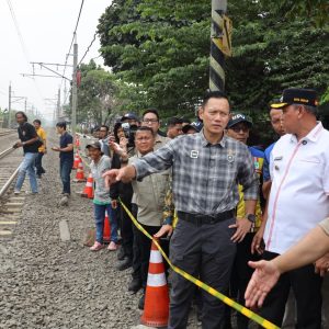 AHY Kunjungi Perlintasan Kereta Api di Bulak Kapal Bekasi.