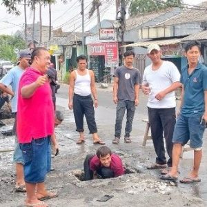 Warga Bojong Menteng Rawalumbu Kerja Bakti Bersihkan Drainase