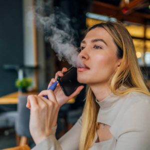 Seorang Wanita Sedang Nge-vape.